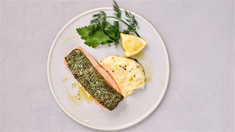 Lachs mit Kräuterkruste und Pastinakenpüree artgerecht Magazin