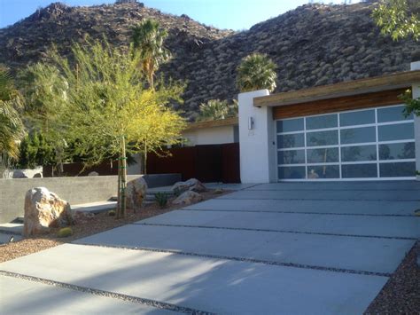 30 Homes That Show Off Their Top-Notch Modern Driveway