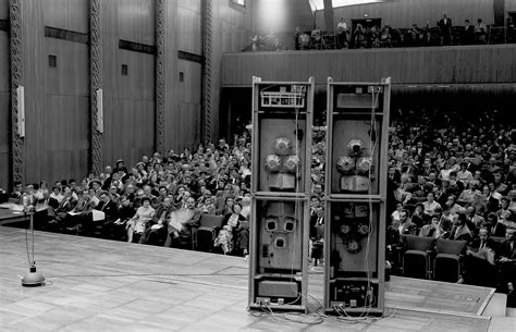 Stockhausen: Sounds in Space: GESANG DER JÜNGLINGE