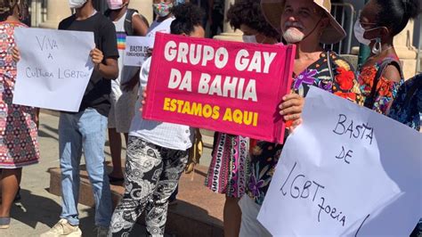Grupo Gay da Bahia coloca pressão e ocupa frente da Câmara veja fotos