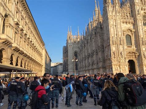 Corteo No Green Pass A Milano Scontri Con La Polizia Nelle Vie Del Centro