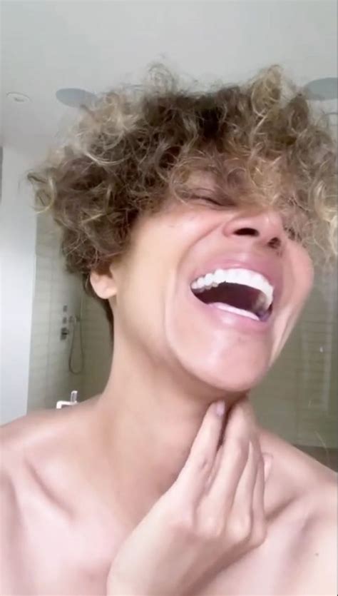 Halle Berry Strips Fully Naked As She Prepares For Red Carpet At Oscars