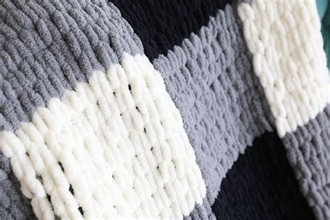 Make A Gorgeous Finger Knit Blanket With Loop Yarn This Is So Easy