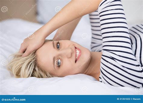 Jeune Femme Heureuse Se Trouvant Sur Le Lit Photo Stock Image Du Bâti