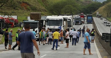 Bloqueios nas estradas atrasam a entrega de kit gay em todo o país