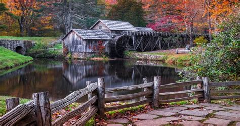 7 Charming Small Towns In The Blue Ridge Mountains To See Autumn Colors