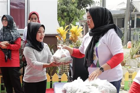 Turunkan Stunting Gardu Ganjar Bagikan Sayuran Hingga Telur Di