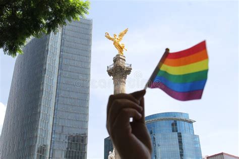 Bandera De Lgbtq Con Los Colores Del Arco Iris Que Simbolizan El Orgullo Gay En La Marcha Por