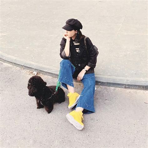 HOT MOM Street style của các hot mom tuần này hết khoe chân dài lại đọ eo thon