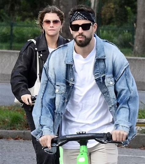 Gerard Piqué Y Clara Chia Pierden El Miedo Y Pasean Como Dos Adolescentes Enamorados En París