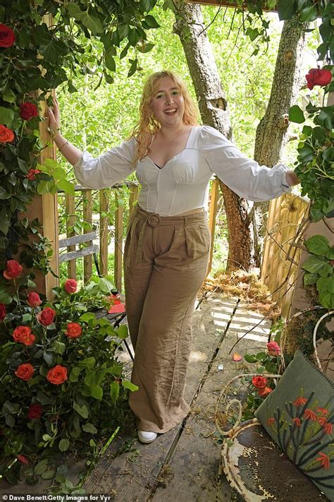 Jonathan Ross Daughter Honey Kinny Poses Naked Alongside Lena Dunham Daily Mail Online