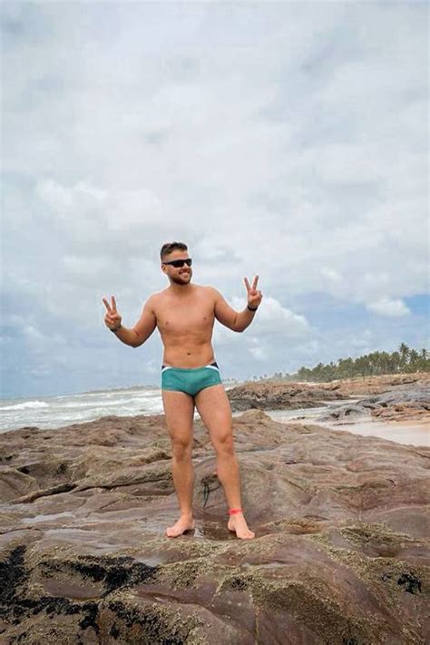 Z Neto Da Dupla Cristiano Posta Foto Na Praia E Volume Na Sunga