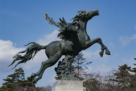 南相馬市馬事公苑の銅製ペガサス像と仔馬の彫刻作品の写真素材 フリー素材ぱくたそ