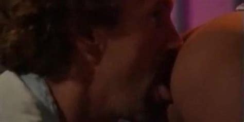 THE CLASSIC PORN Modelo tiene sexo anal real en una película retro clásica Tnaflix