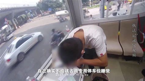 小心！宜宾一男子路上犯困，竟在大观楼路边上停下呼呼大睡！搜狐汽车搜狐网