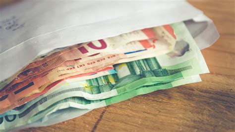 Работници с по-ниско образование най-често работят за "заплата в плик ...