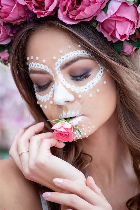 Portrait De Clôture De Calavera Catrina En Robe Rose Maquillage Du