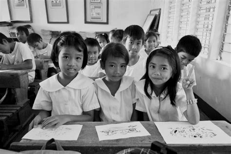 gambar  hitam  putih   anak satu warna