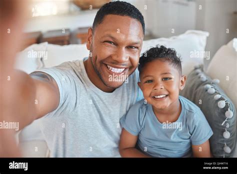 Mein H Bscher Prinz Ein Junger Mann Der Zu Hause Ein Selfie Mit