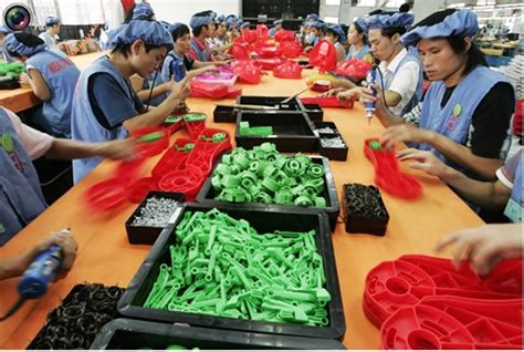 25 Revealing Photographs Of Chinese Toy Factory Workers | toplist25