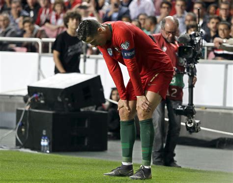 Ronaldo Injury : Ronaldo exits after leg injury in Portugal's Euro ...