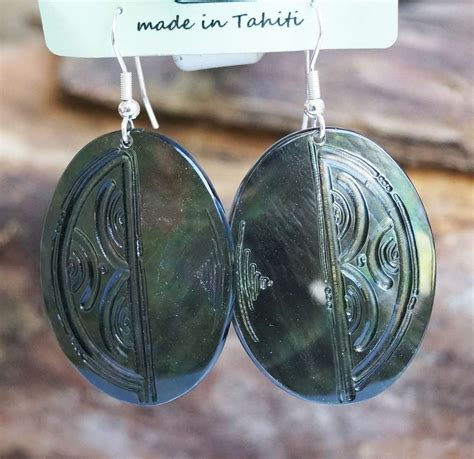 Boucles D Oreilles Ovales En Nacre De Tahiti Sign Wo Ta Prokop