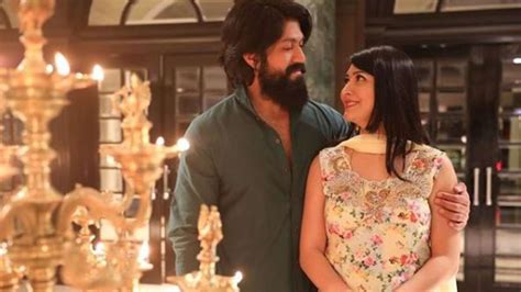 Kgf Star Yash S Romantic Dance With Wife Radhika Pandit On Ashiqui