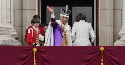 Re Carlo Sul Balcone Di Buckingham Palace Tutti Tranne Lo Sfregio