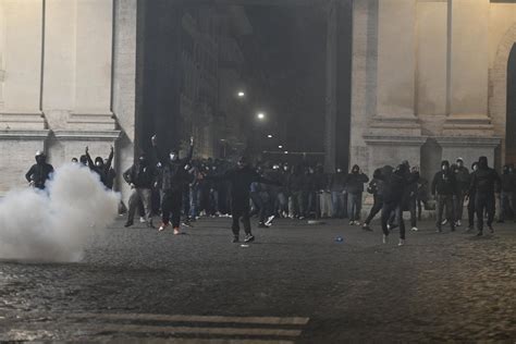 Coronavirus Scontri In Piazza Del Popolo La Polizia Disperde I