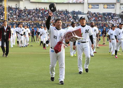 ＜ロ・オ＞本拠地最終戦セレモニーを終えファンの声援に応える伊東監督 ― スポニチ Sponichi Annex 野球