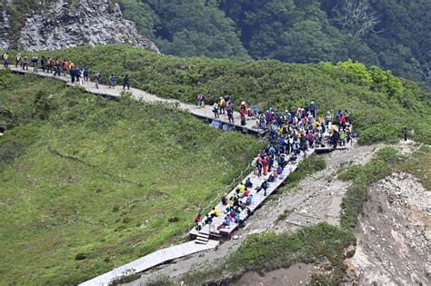 鳥取・大山で夏山開きの山頂祭 約300人が参加、登山の安全願う 写真特集35 毎日新聞