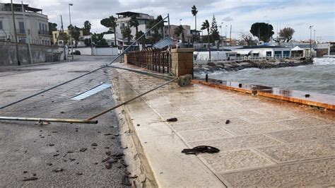 Trani Mareggiata Abbatte L Orsogril Sul Lungomare Cristoforo Colombo