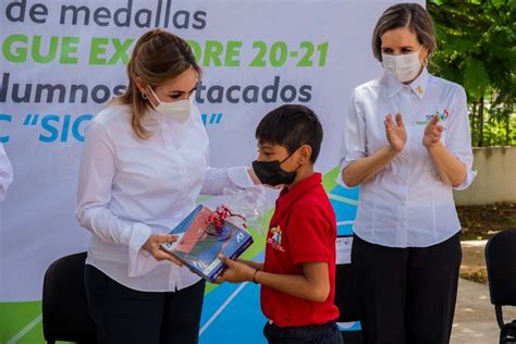 Entrega La Presidenta Del Dif Estatal Victoria Damas De Aysa Las