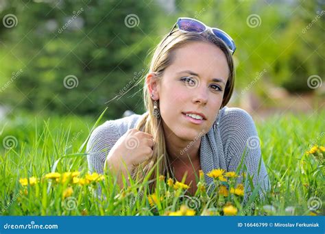 Mulher Que Encontra Se Na Grama Imagem De Stock Imagem De Cara Grama