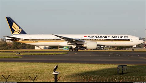 V Swq Singapore Airlines Boeing Er Photo By Oliver De Francesco