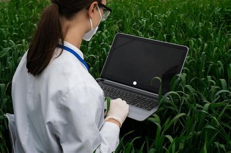 Premium Photo Agronomist Using Tablet And Technology In Agricultural