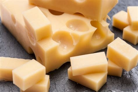 Queso emmental de dónde es cómo se hace y 14 recetas en las que