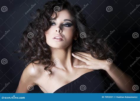 Beau Brunette Posant Sur Le Fond Noir Image stock Image du jeune tête
