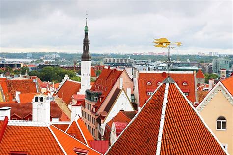 Paisaje Urbano De Tallinn Con La Torre De Iglesia Del Esp Ritu Santo Y