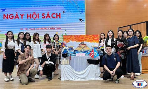 Sinh viên khoa Công nghệ Sợi dệt tại Hội thi xếp sách nghệ thuật HTU 2024