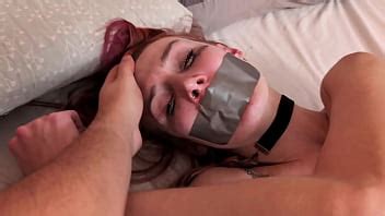 Azotes fuertes a una puta súper delgada atada y de ella con un consolador negro XVIDEOS