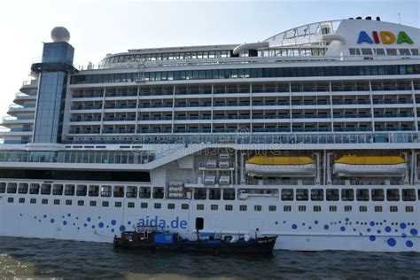 Nave Da Crociera Di Aidaprima Messa In Bacino A Amburgo Germania