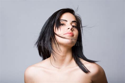 Retrato Dinámico Del Brunette Joven Magnífico Imagen de archivo Imagen de hermoso pelo 24992485