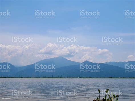 rawa besar  disebut rawa pening  pemandangan pegunungan