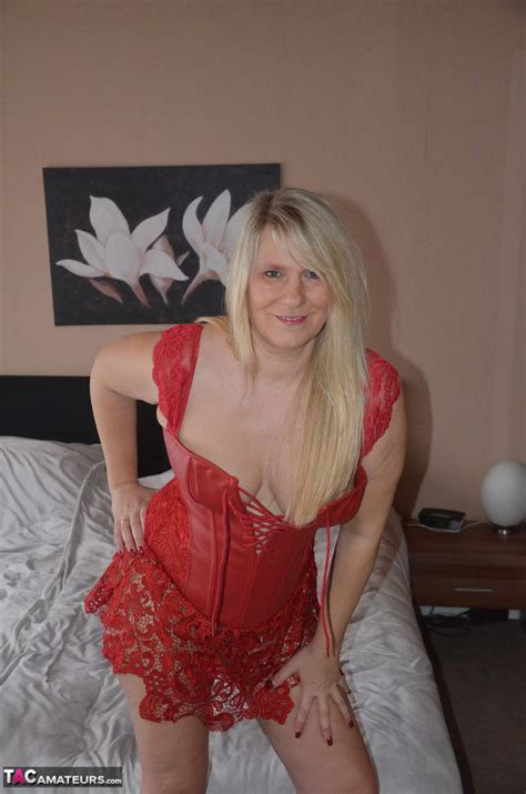 Loira Madura E Quente Sweet Susiin Em Lingerie De Renda Vermelha Abrindo As Suas Pernas
