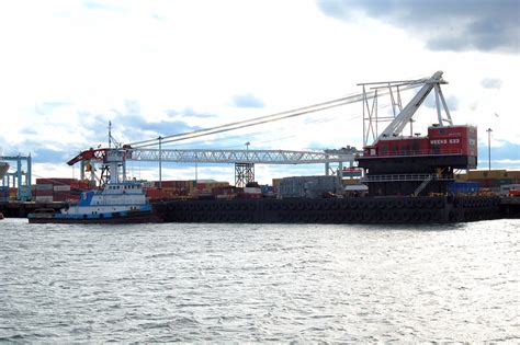 Tug Allie B And Weeks 533 50 Ton Crane Barge Docked At Co Flickr