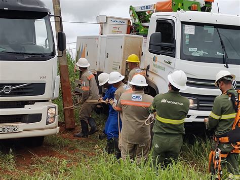 Acidente Colheitadeira Derruba 5 Postes Em Planaltina E Alerta Para