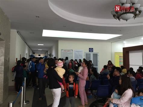 Cuộc chiến giành vắc xin gay cấn của phụ huynh có con nhỏ