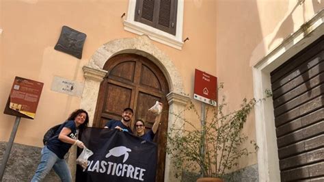 I Volontari Di Plastic Free Raccolgono Pi Di Chili Di Mozziconi Di