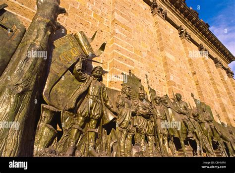 La Escultura De La Fundación De La Ciudad En El Año 1542 En La Pared